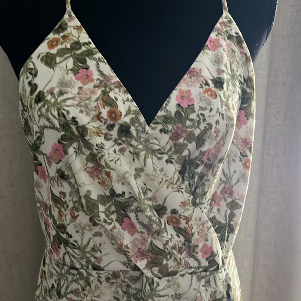 Floral Dress size M Chelsea 28 beautiful snap closure spaghetti straps